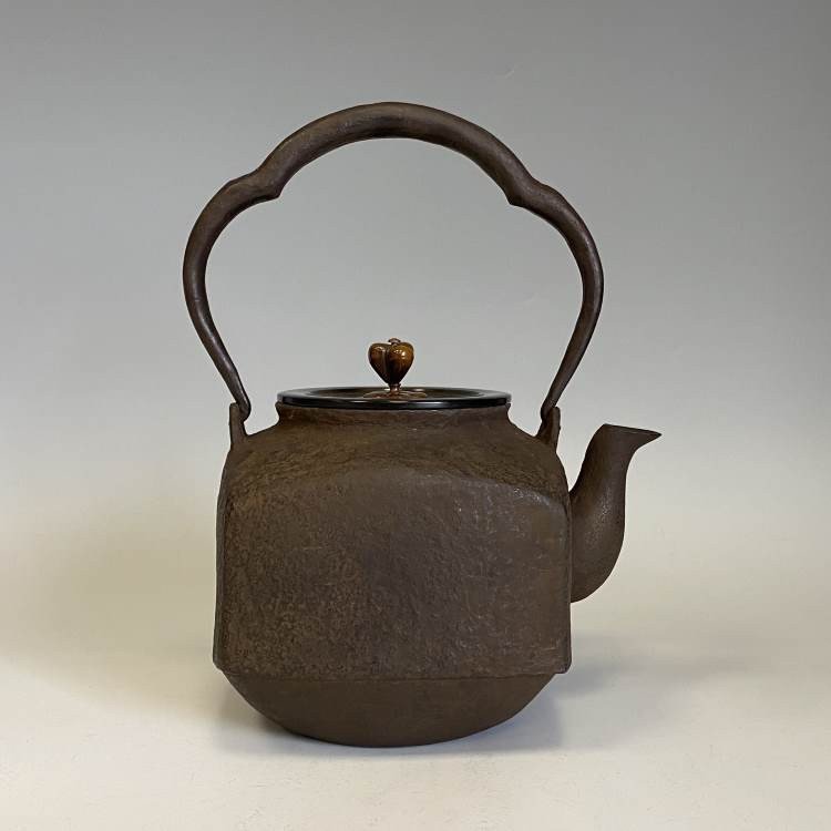 蓋付汲出 鉄砂 金襴 菊桐 『東哉』 蓋付汲出 鉄砂 金襴 菊桐 『東哉
