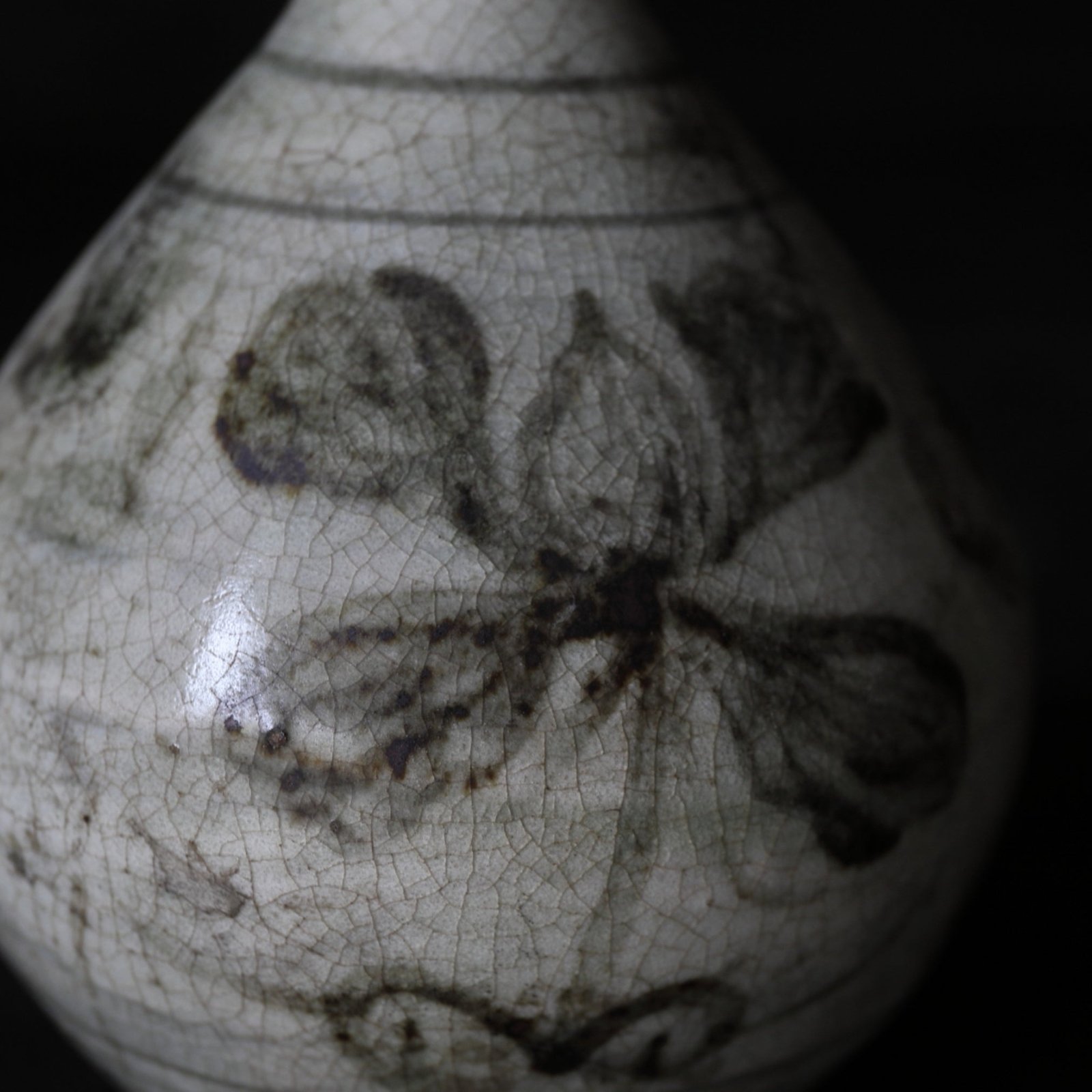 李朝 粉青沙器 鉄絵 草花文瓶（1392–1897 CE） | 入蘆花（ロカニイル）